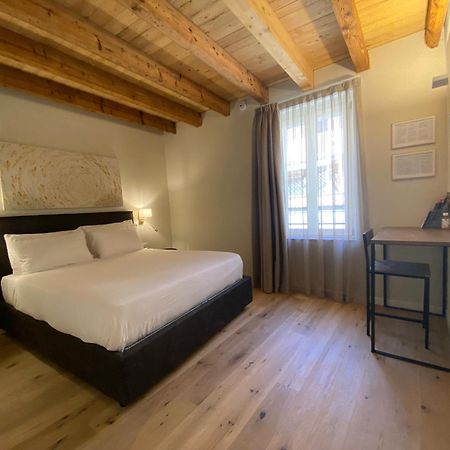 Malvezzi24 Boutique Rooms Desenzano del Garda Bagian luar foto