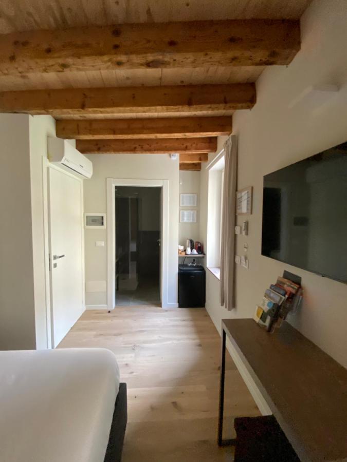 Malvezzi24 Boutique Rooms Desenzano del Garda Bagian luar foto
