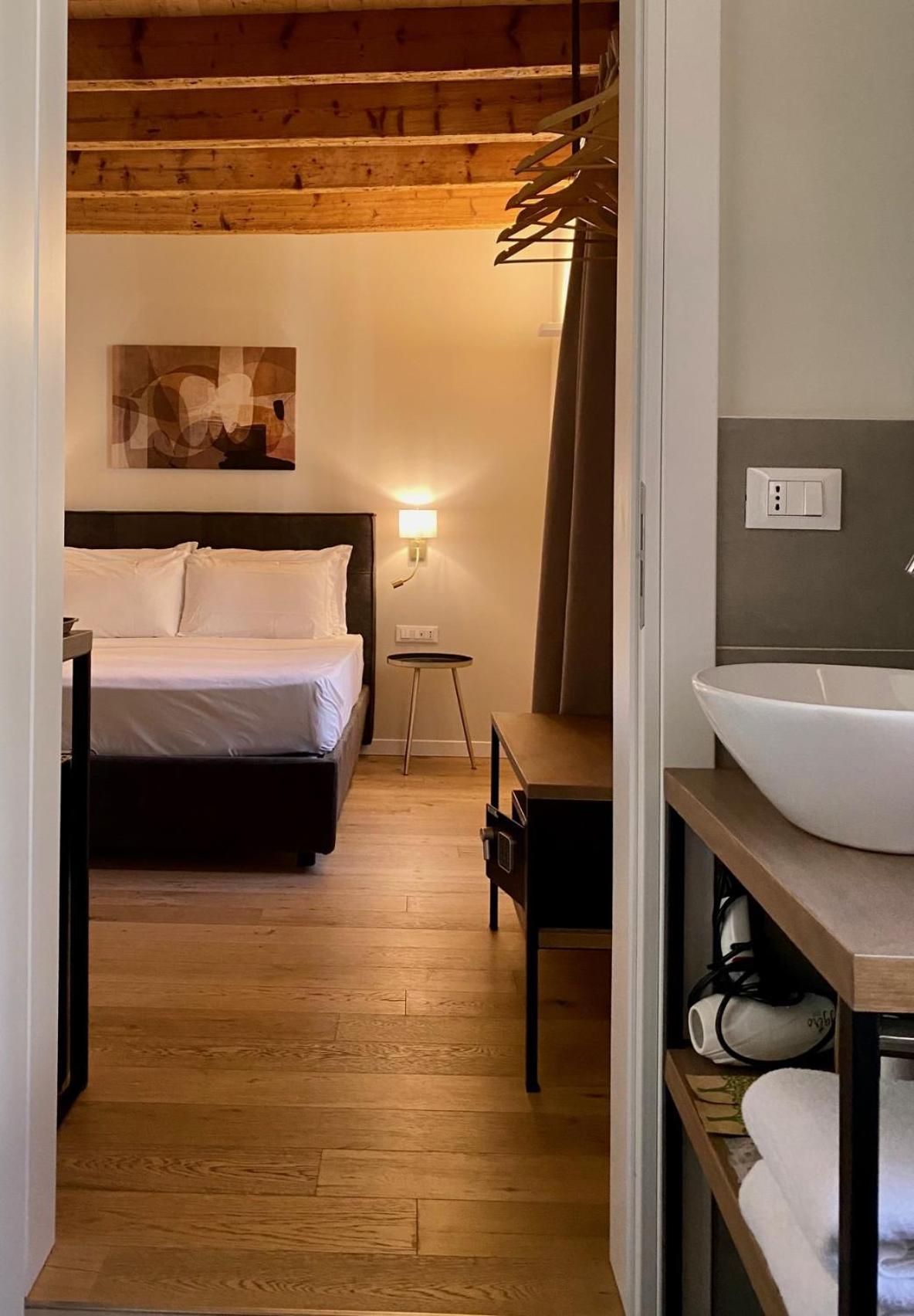 Malvezzi24 Boutique Rooms Desenzano del Garda Bagian luar foto