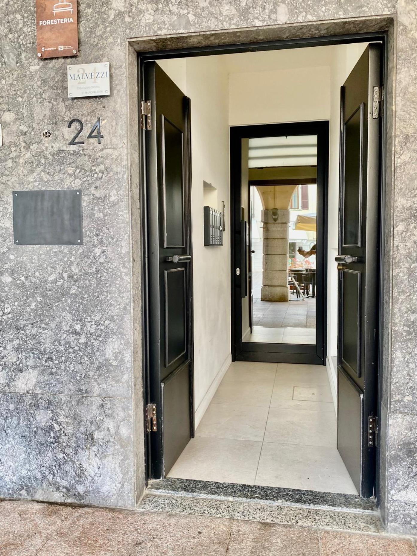 Malvezzi24 Boutique Rooms Desenzano del Garda Bagian luar foto
