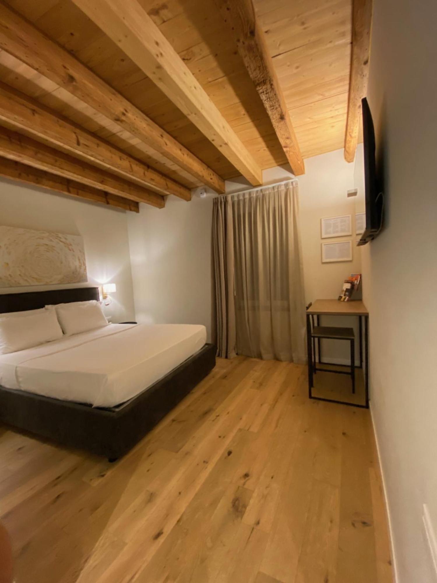 Malvezzi24 Boutique Rooms Desenzano del Garda Bagian luar foto