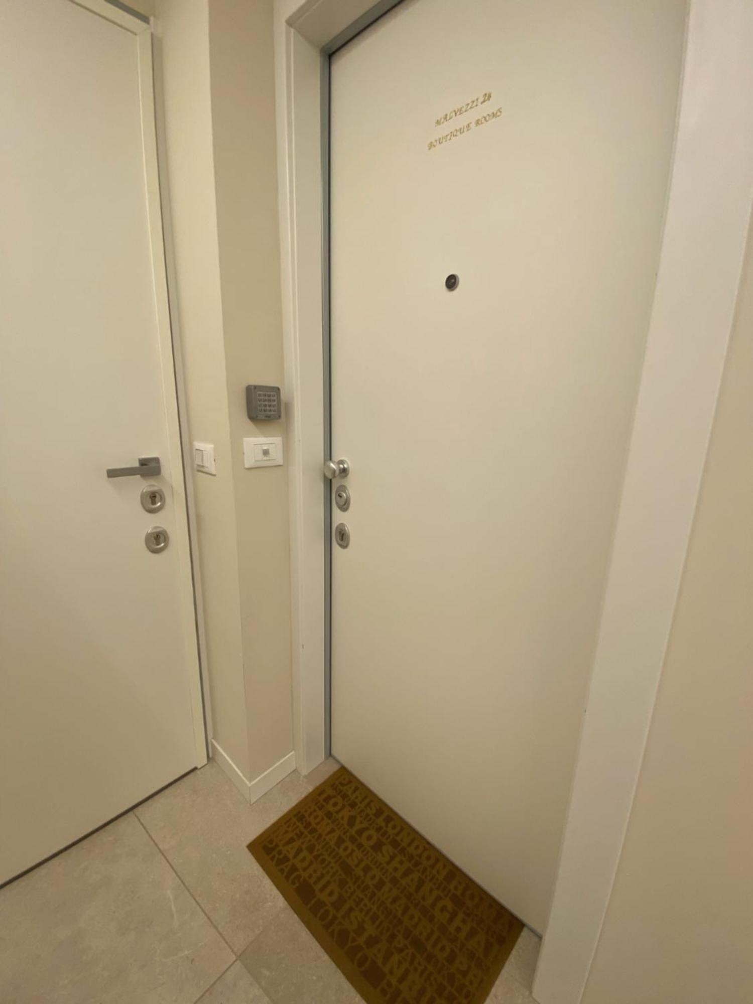 Malvezzi24 Boutique Rooms Desenzano del Garda Bagian luar foto