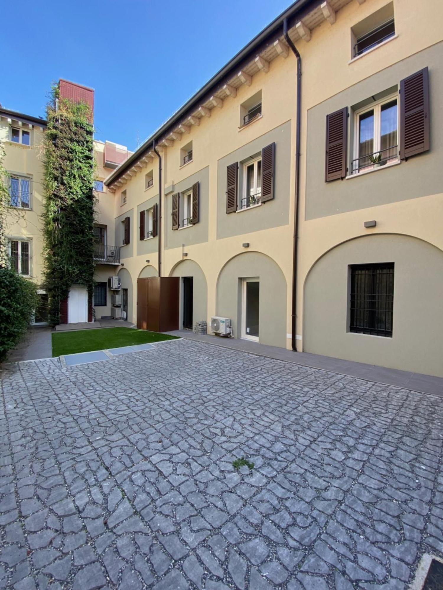 Malvezzi24 Boutique Rooms Desenzano del Garda Bagian luar foto