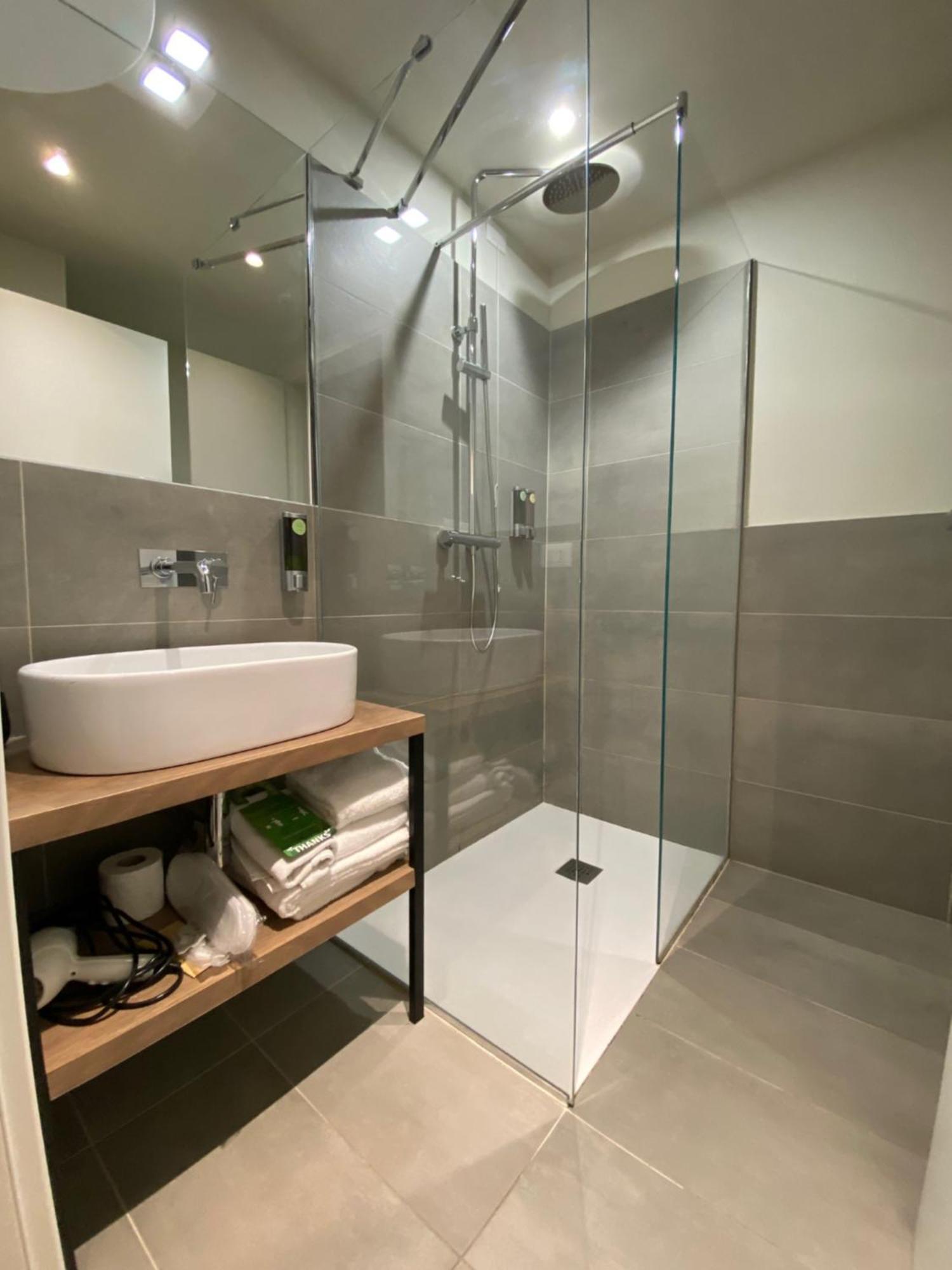 Malvezzi24 Boutique Rooms Desenzano del Garda Bagian luar foto