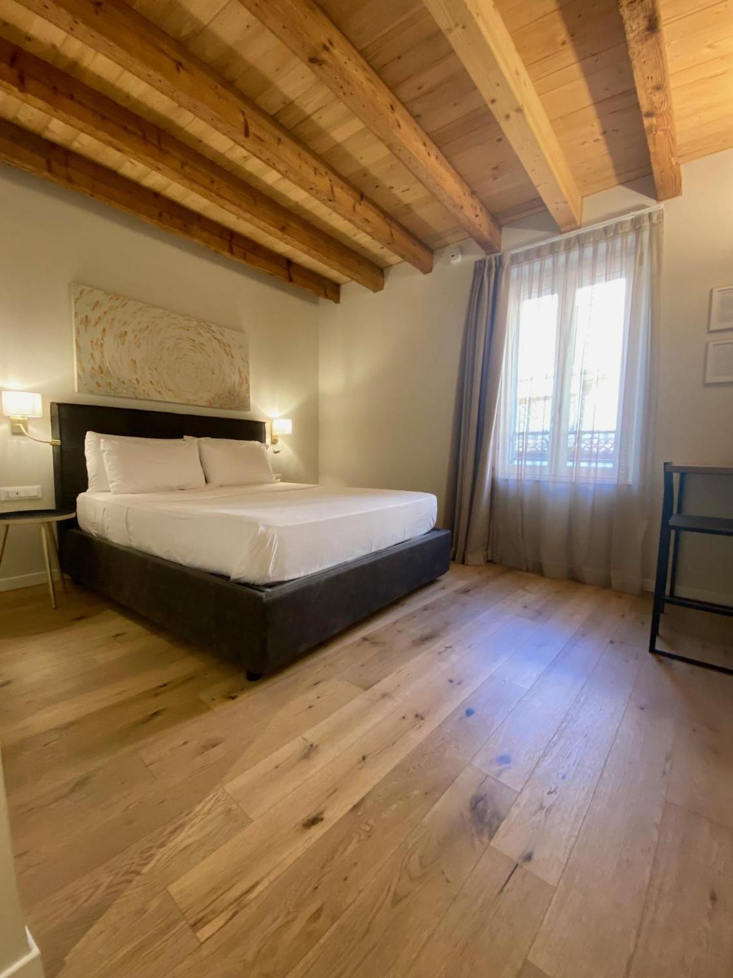 Malvezzi24 Boutique Rooms Desenzano del Garda Bagian luar foto