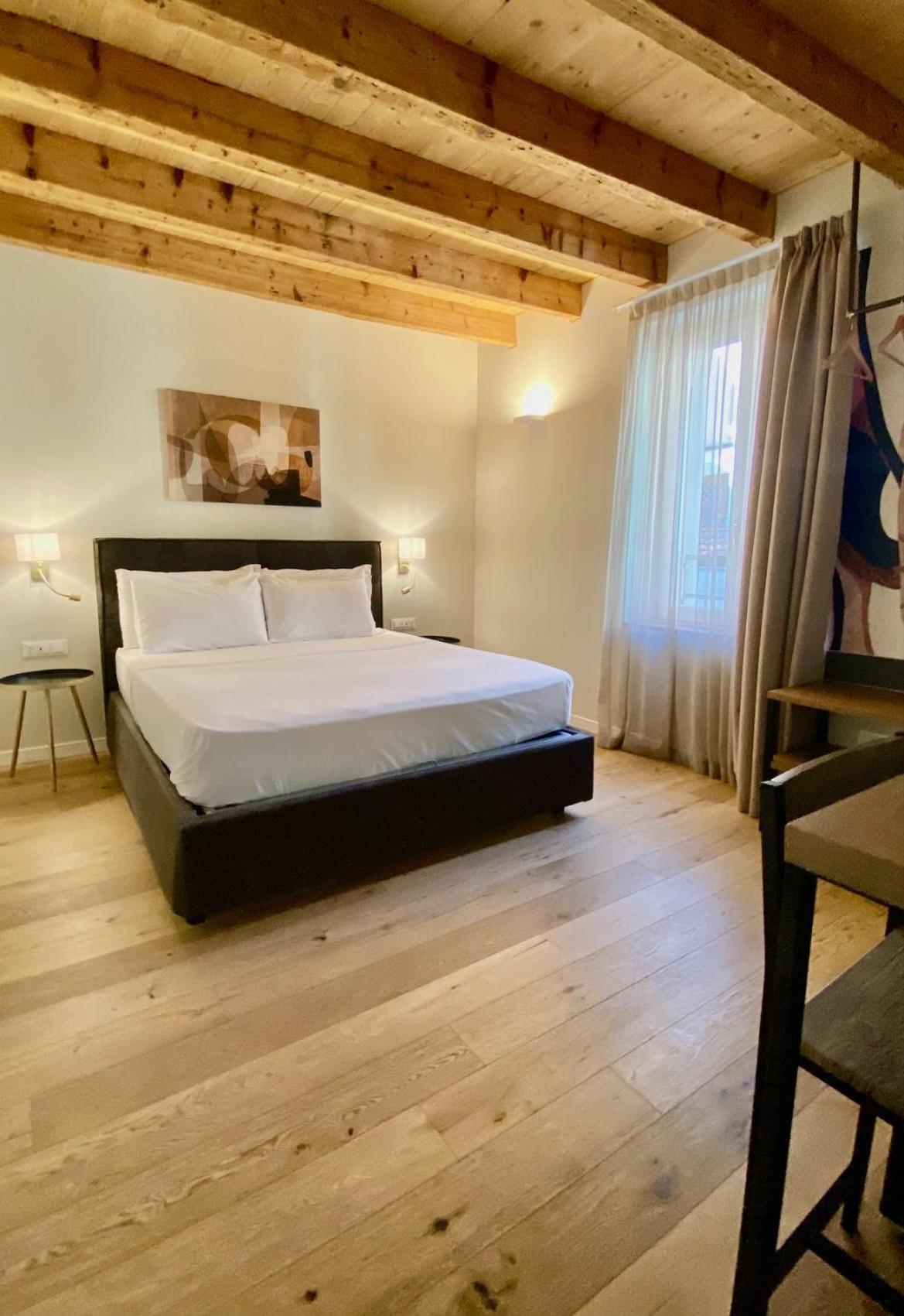 Malvezzi24 Boutique Rooms Desenzano del Garda Bagian luar foto
