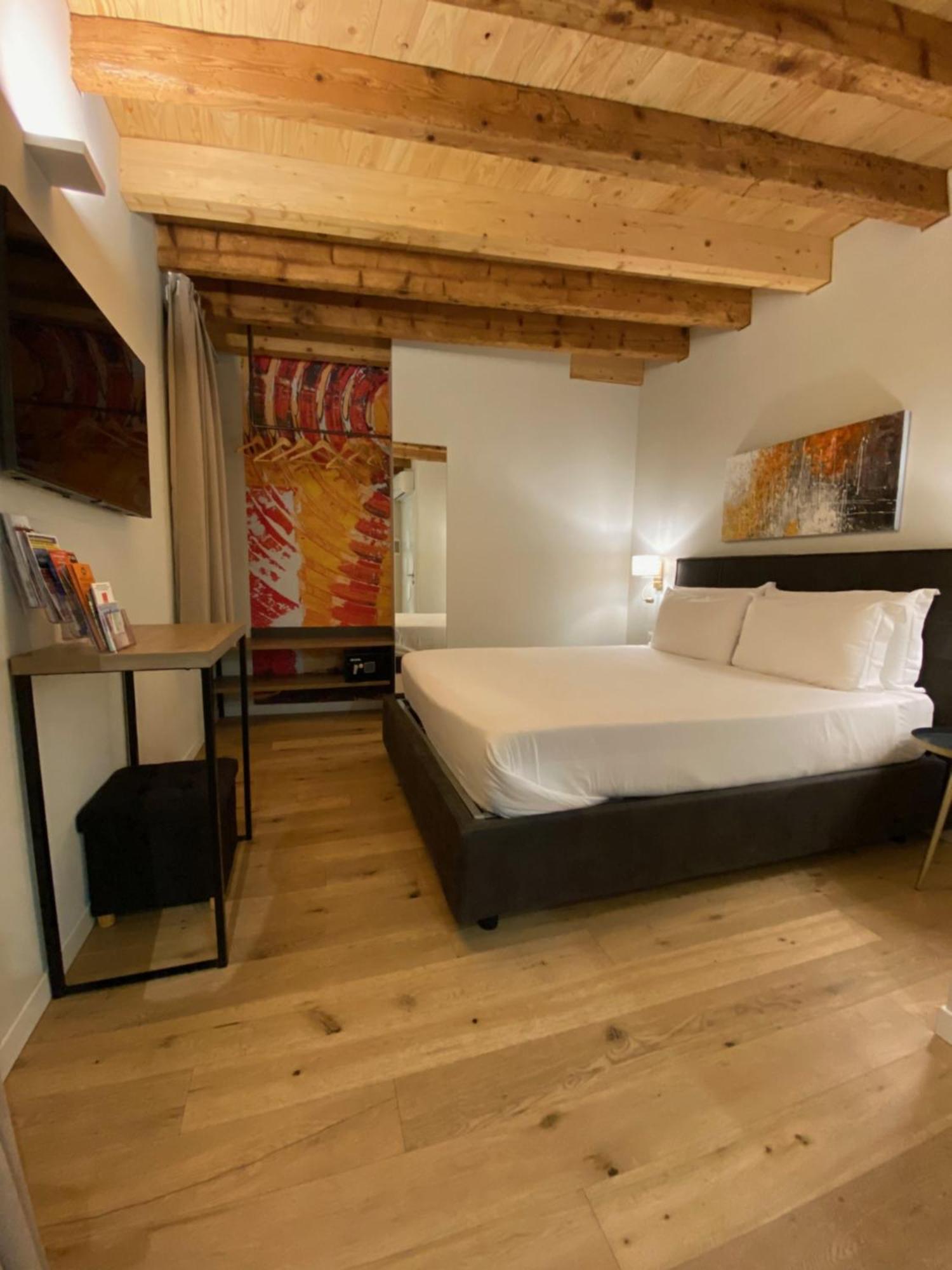 Malvezzi24 Boutique Rooms Desenzano del Garda Bagian luar foto