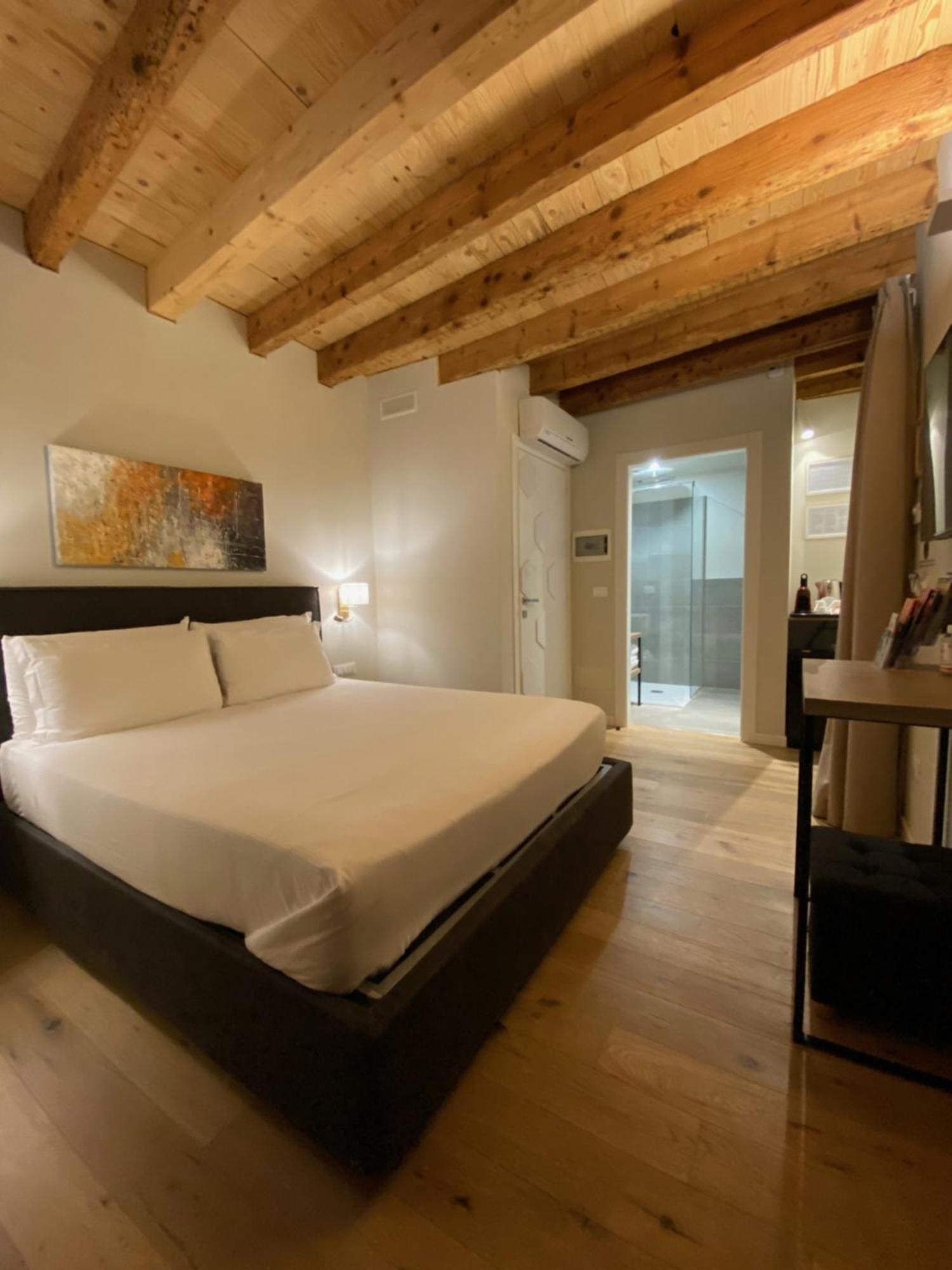 Malvezzi24 Boutique Rooms Desenzano del Garda Bagian luar foto