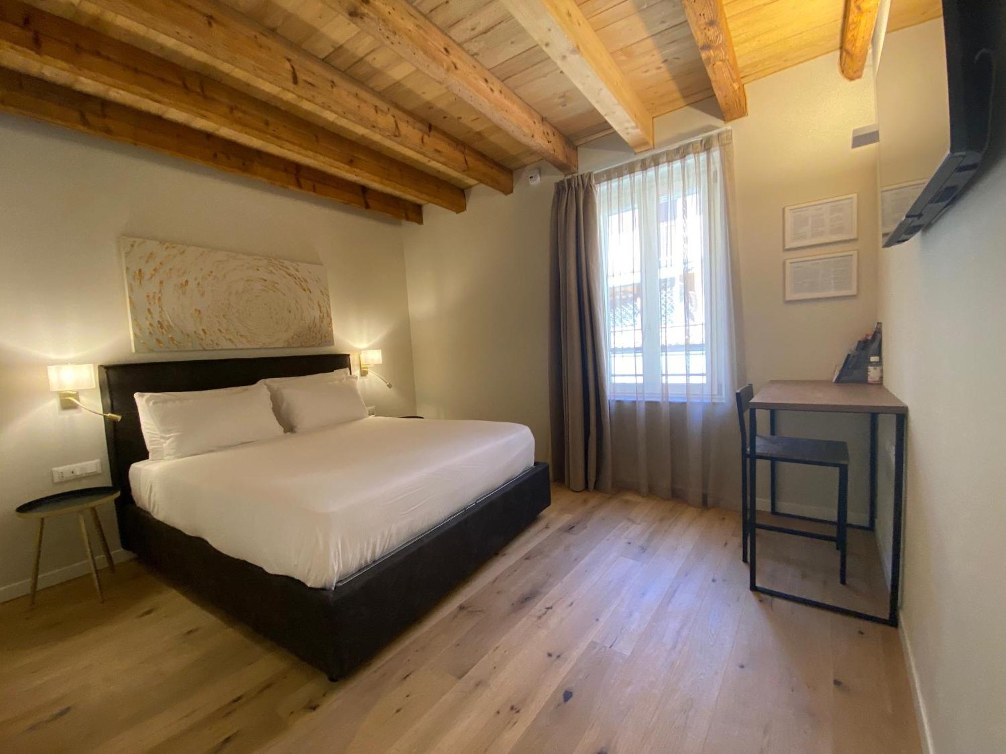 Malvezzi24 Boutique Rooms Desenzano del Garda Bagian luar foto