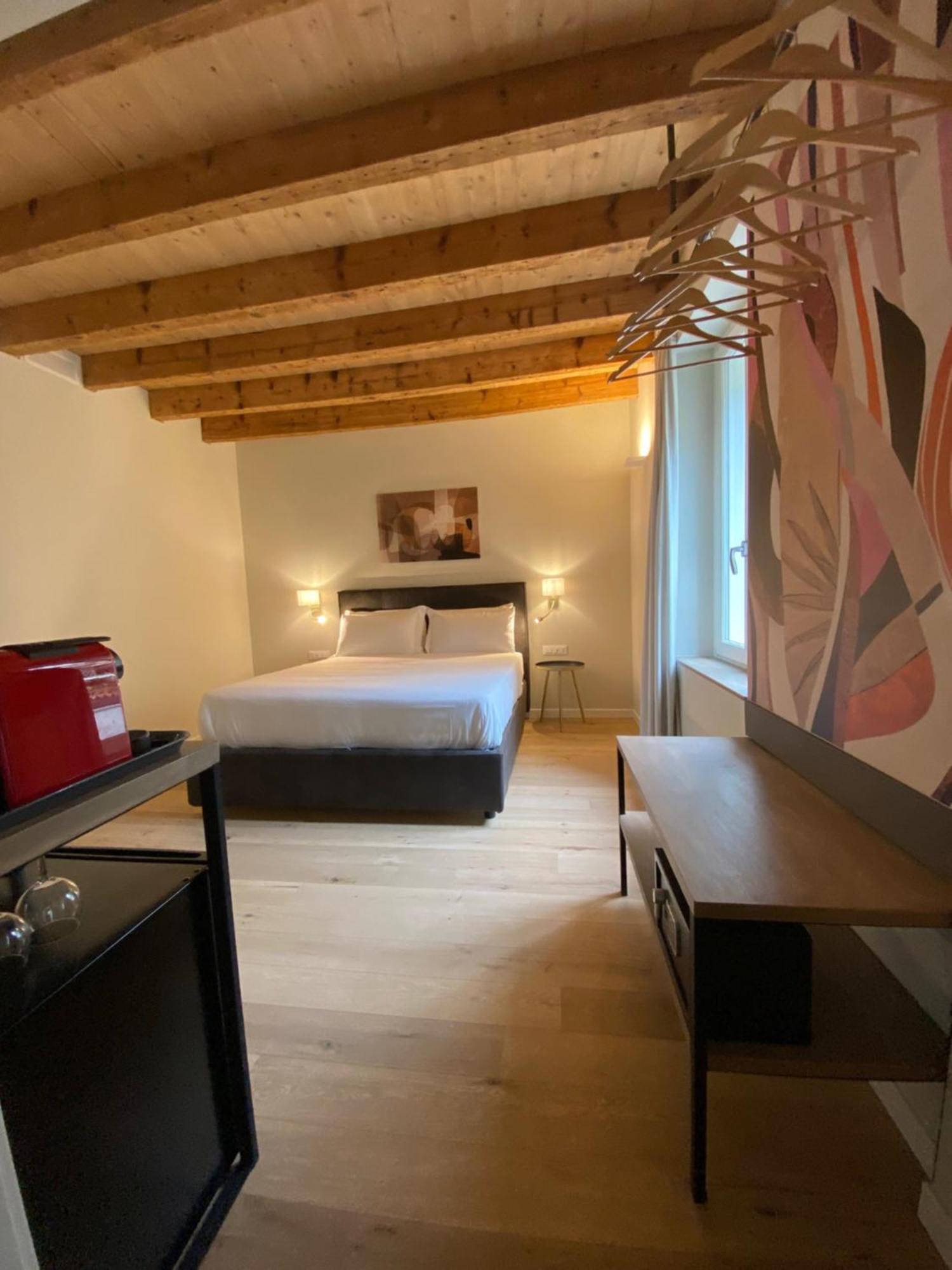 Malvezzi24 Boutique Rooms Desenzano del Garda Bagian luar foto